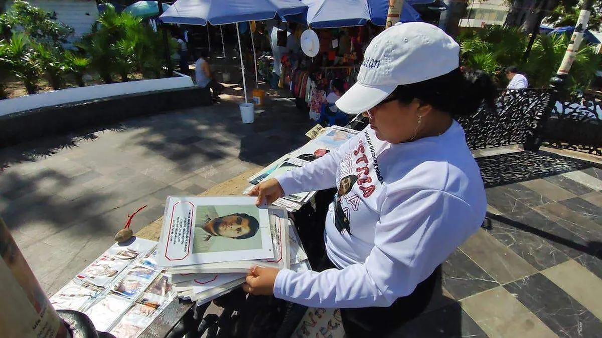 Expo desaparecidos en zocalo de Acapulco 2